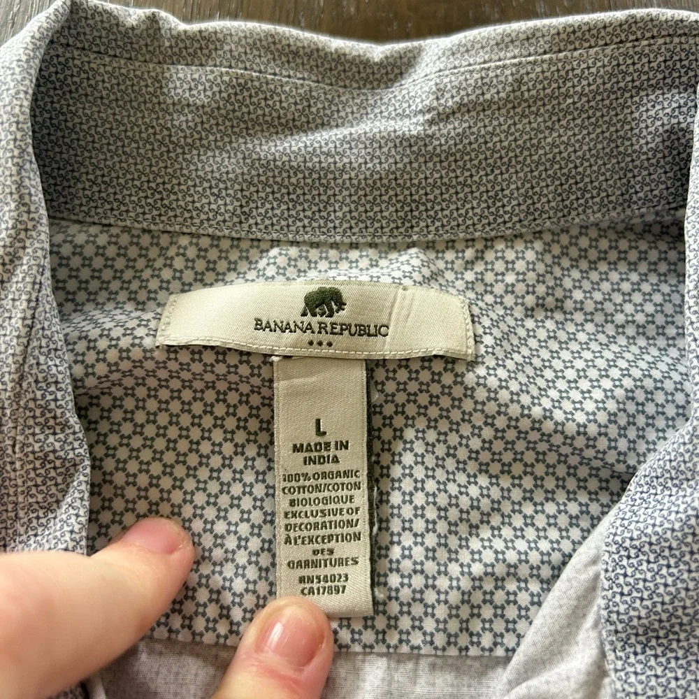 Banana Republic long sleeve button down print shirt white blue green